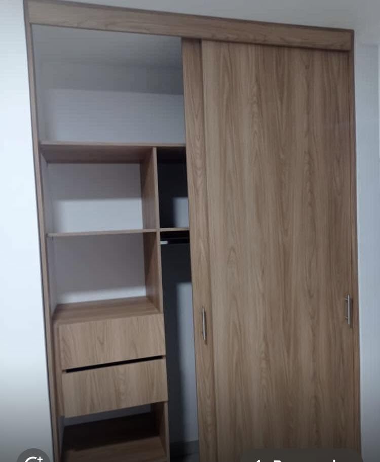Clóset en madera con puerta corrediza, entrepaños y cajonera