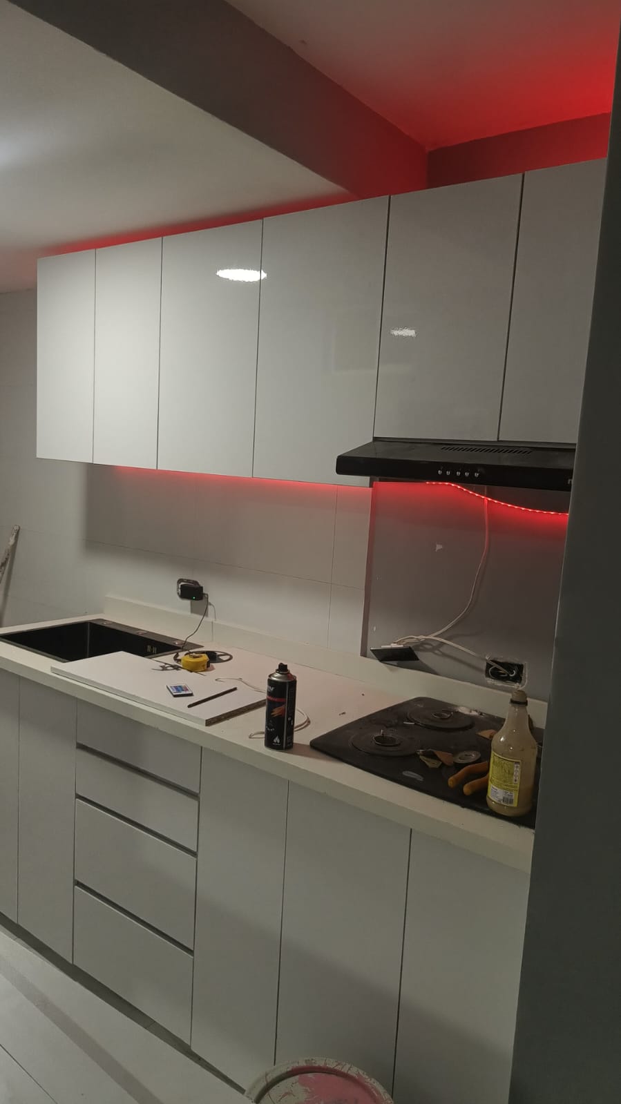 Cocina blanca alto brillo con iluminación LED y campana extractora